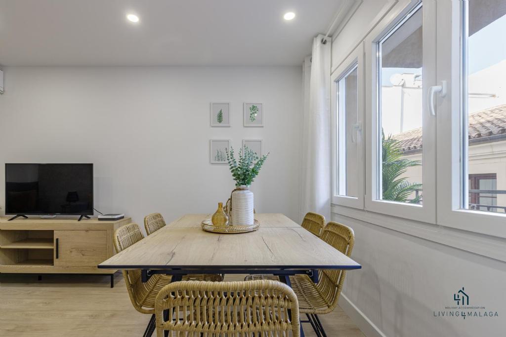 Televízia a/alebo spoločenská miestnosť v ubytovaní Living4Malaga Boho Chic Apartment