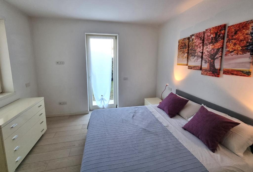 A bed or beds in a room at Profumo di Rosa Desenzano