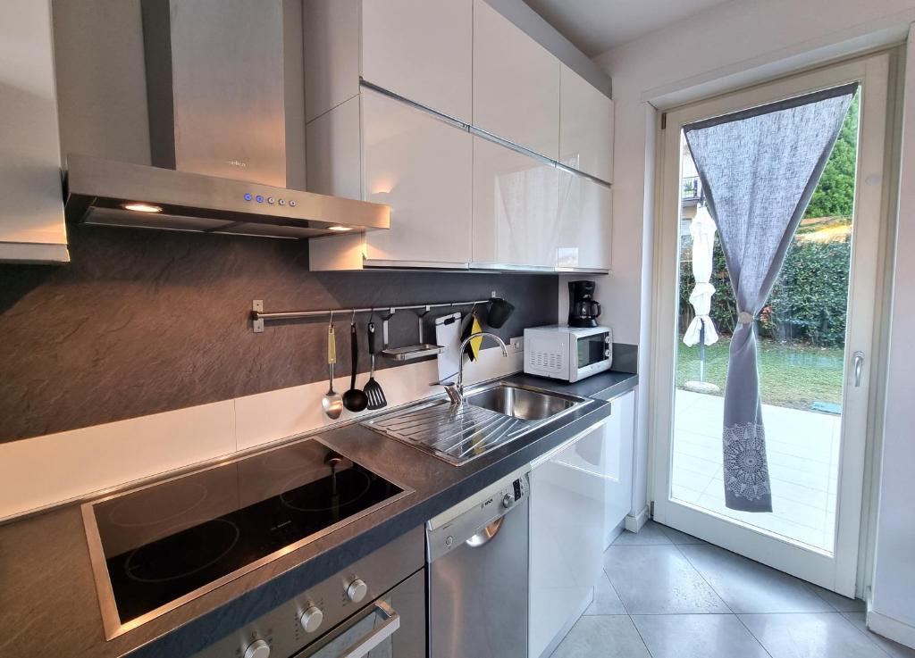 A kitchen or kitchenette at Profumo di Rosa Desenzano