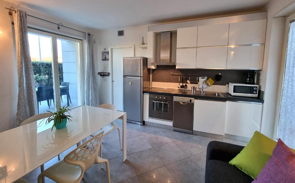 A kitchen or kitchenette at Profumo di Rosa Desenzano