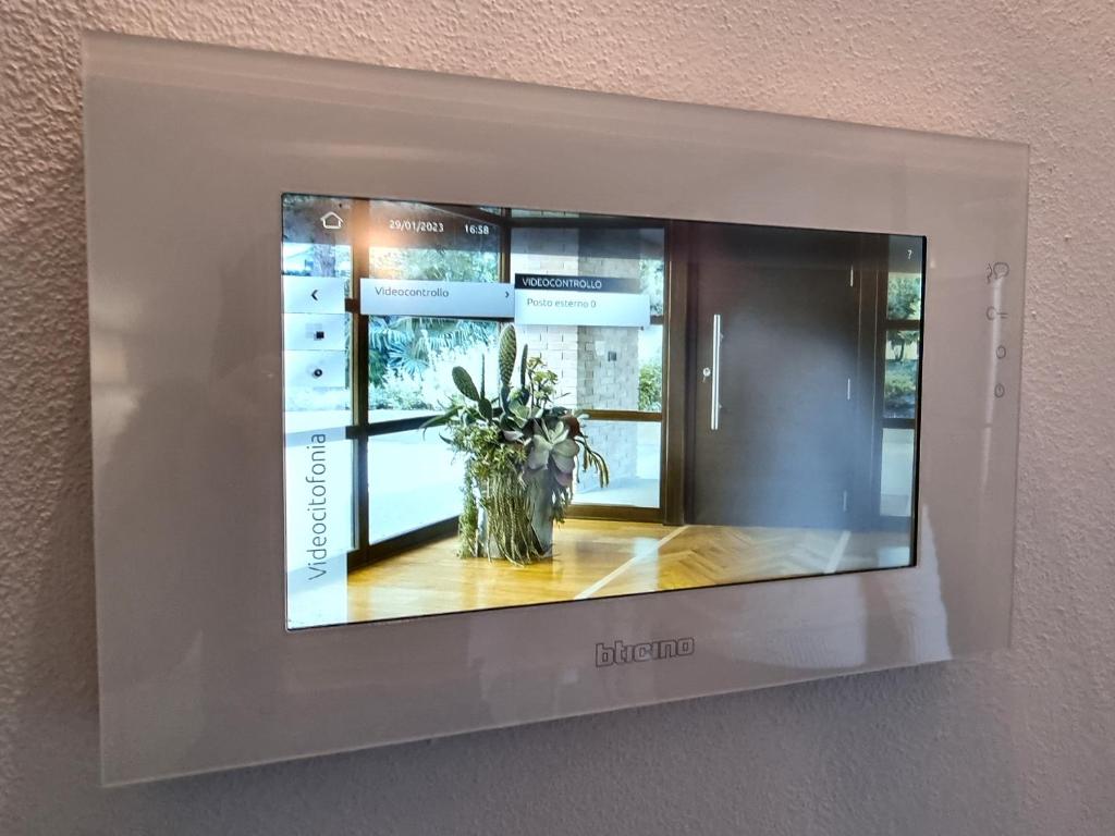 A television and/or entertainment centre at Profumo di Rosa Desenzano