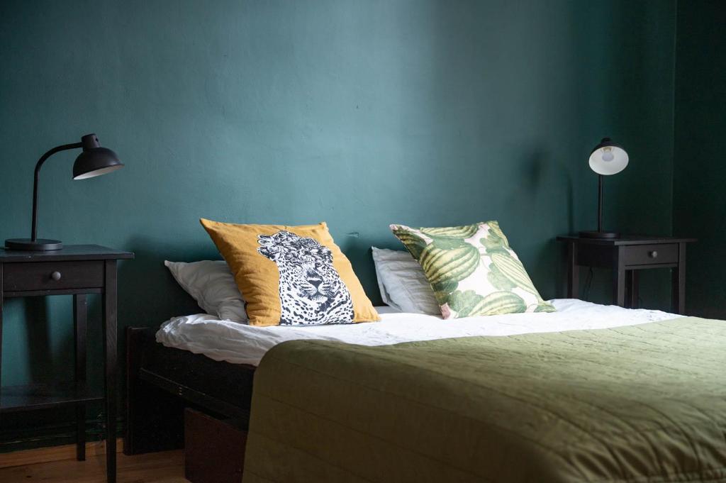um quarto com uma cama com almofadas em Apartament blisko Starego Miasta em Gdansk