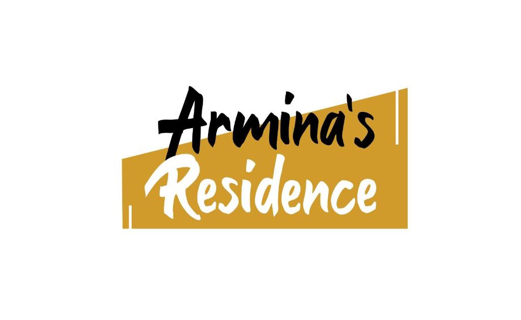 um sinal com as palavras resiliência armamento escrito em preto e branco em Armina's Residence em Uisenteş