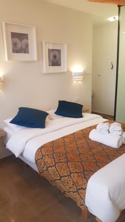 een slaapkamer met een groot bed en handdoeken bij Sun, Mountain & Adventure in Arad