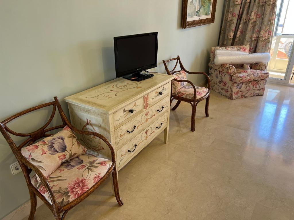 Telewizja i/lub zestaw kina domowego w obiekcie Apartamento Puerto Sotogrande Marina