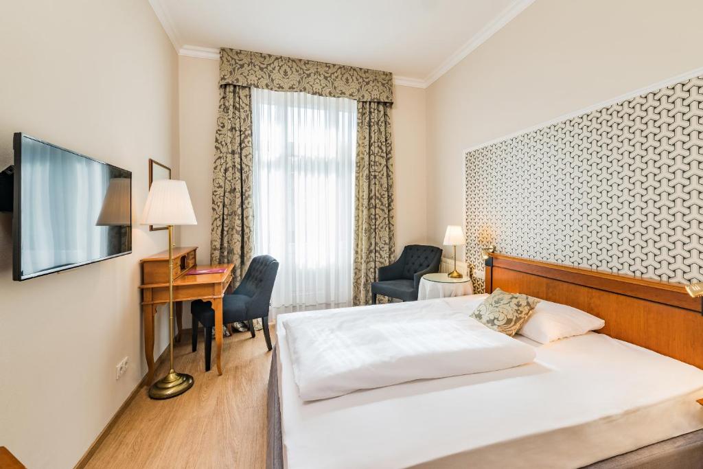 Postel nebo postele na pokoji v ubytování Hotel Kaiserhof Eisenach