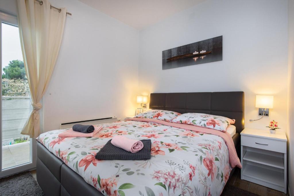 ein Schlafzimmer mit einem Bett mit zwei Handtüchern darauf in der Unterkunft Apartman Oliva in Krk