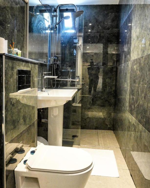 Koupelna v ubytování Elven Hotel