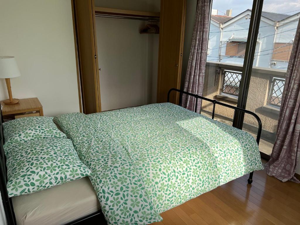 Postel nebo postele na pokoji v ubytování Guest House Kubo Homes Matsu