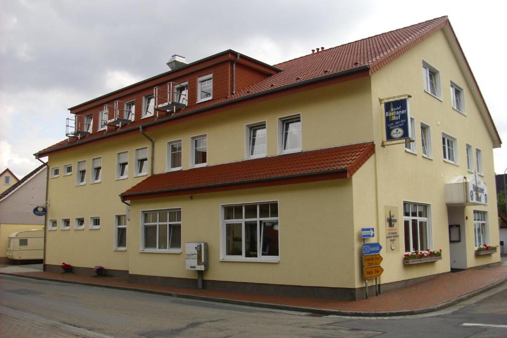 メレにあるHotel Bueraner Hofの赤屋根の黄色い建物