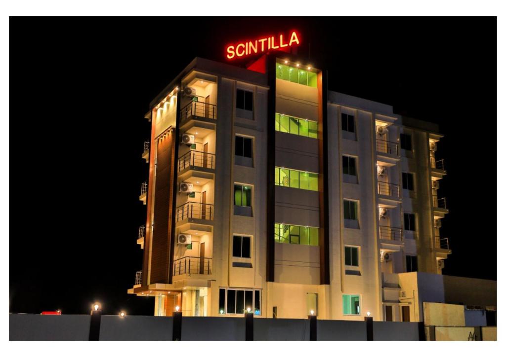 索姆纳特Hotel Scintilla的一座酒店大楼，楼顶有招牌