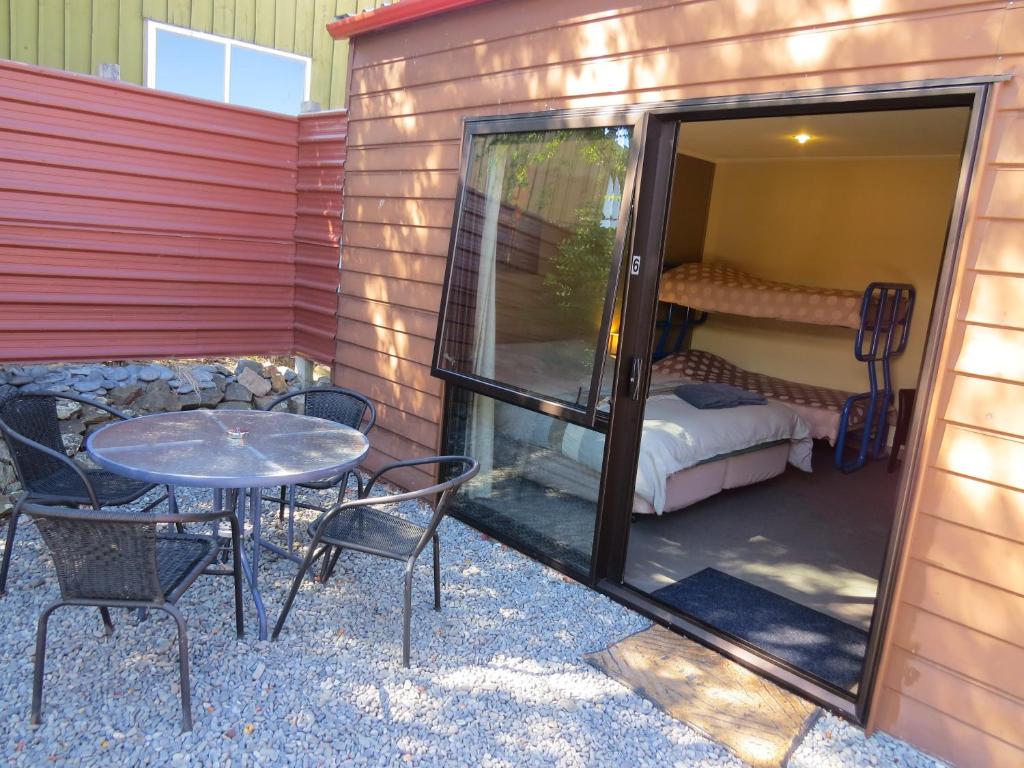 Patio nebo venkovní prostory v ubytování Hanmer Backpackers