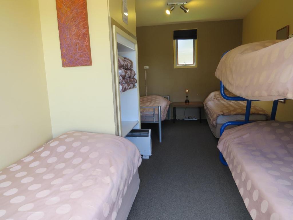Postel nebo postele na pokoji v ubytování Hanmer Backpackers