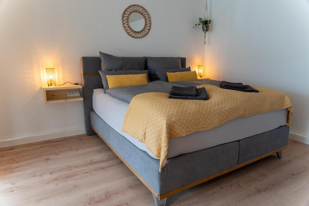 ein Schlafzimmer mit einem großen Bett mit zwei Lampen in der Unterkunft Green-Art-Living: NEW BOHO Style Central für 2 in Kempten