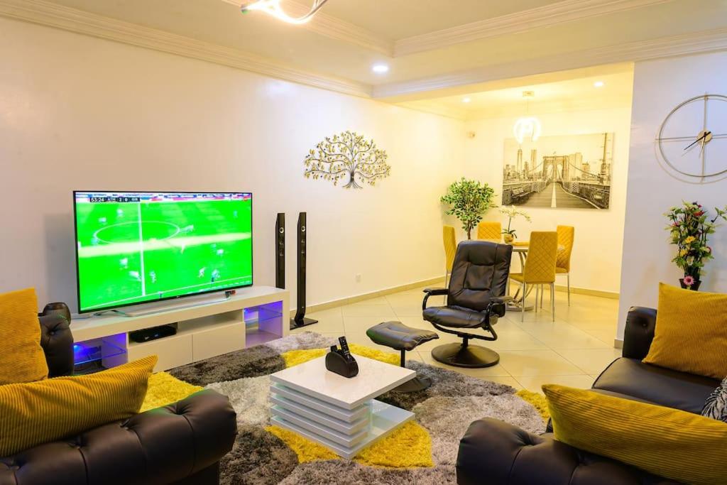 En tv och/eller ett underhållningssystem på Cc & Cg Homes Luxury 4 Bedrooms Holiday Home