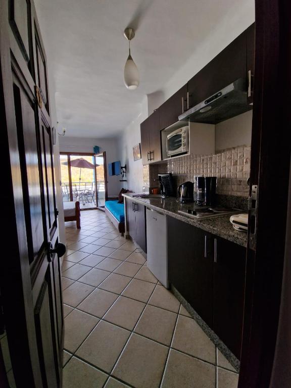 Kuchyň nebo kuchyňský kout v ubytování studio avec piscine et wifi à cabonegro