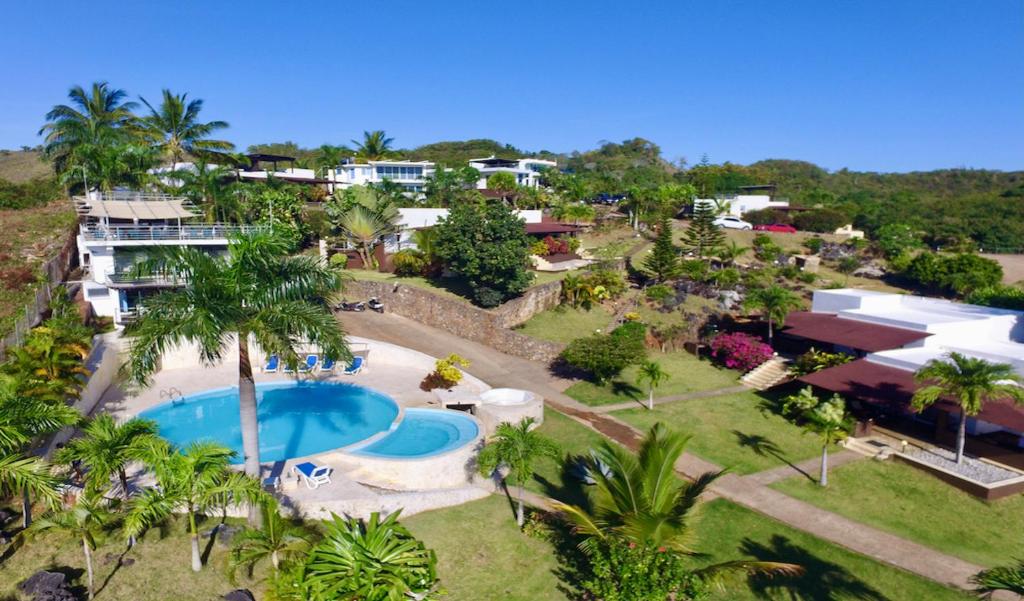 einen Luftblick auf ein Resort mit einem Pool in der Unterkunft Las Galeras Village Ecolodge in Las Galeras