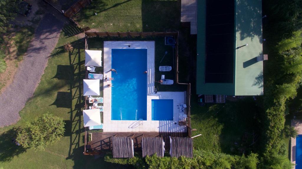 una vista aérea de una piscina en un patio en Cabañas Cuatro Horizontes en Villa General Belgrano