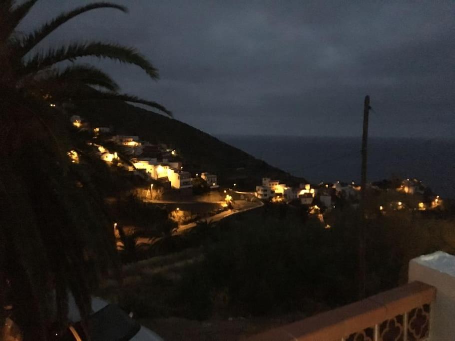 uitzicht op een stad in de nacht met de oceaan bij Casa-solarium en la naturaleza in Santa Cruz de Tenerife