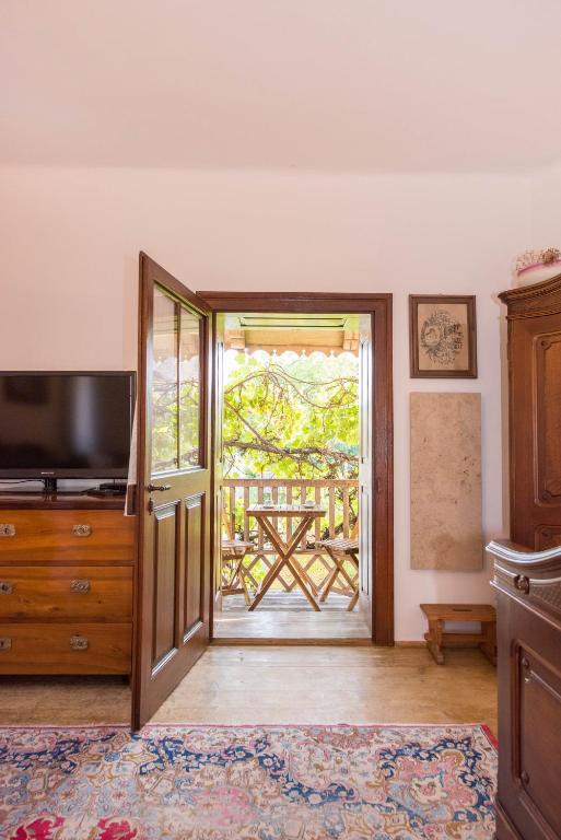 TV a/nebo společenská místnost v ubytování Ferienhaus Perner Gartenhaus unterm Lindenbaum