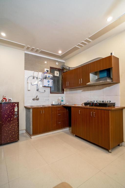 Kuchyň nebo kuchyňský kout v ubytování The Lodgers 2 BHK Serviced Apartment infront of Artemis Hospital Gurgaon