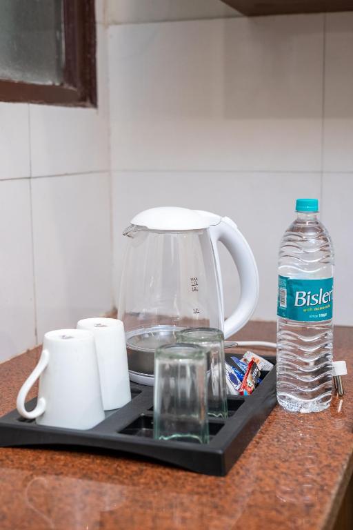 Příslušenství pro přípravu čaje a kávy v ubytování The Lodgers 2 BHK Serviced Apartment infront of Artemis Hospital Gurgaon