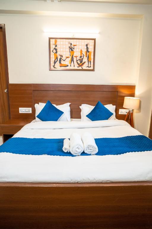 Postel nebo postele na pokoji v ubytování The Lodgers 2 BHK Serviced Apartment infront of Artemis Hospital Gurgaon