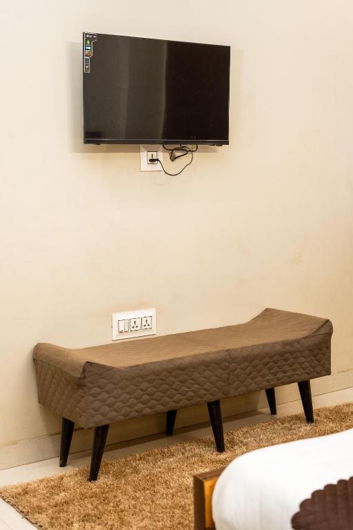 TV a/nebo společenská místnost v ubytování The Lodgers 2 BHK Serviced Apartment infront of Artemis Hospital Gurgaon