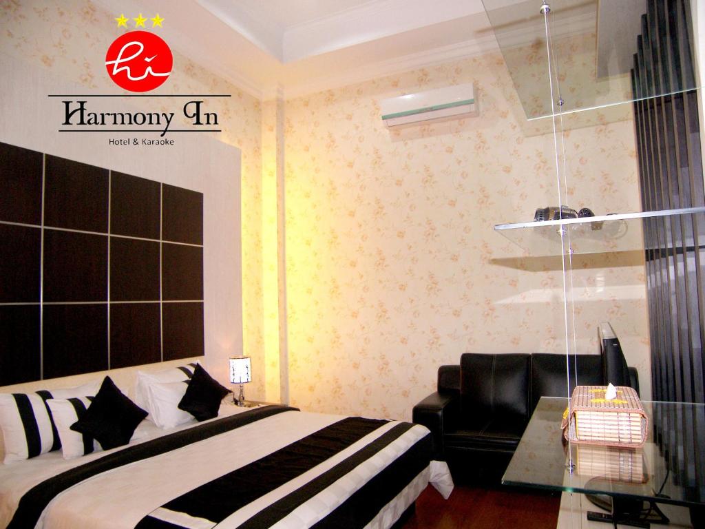 Postel nebo postele na pokoji v ubytování Hotel Harmony In & Karaoke
