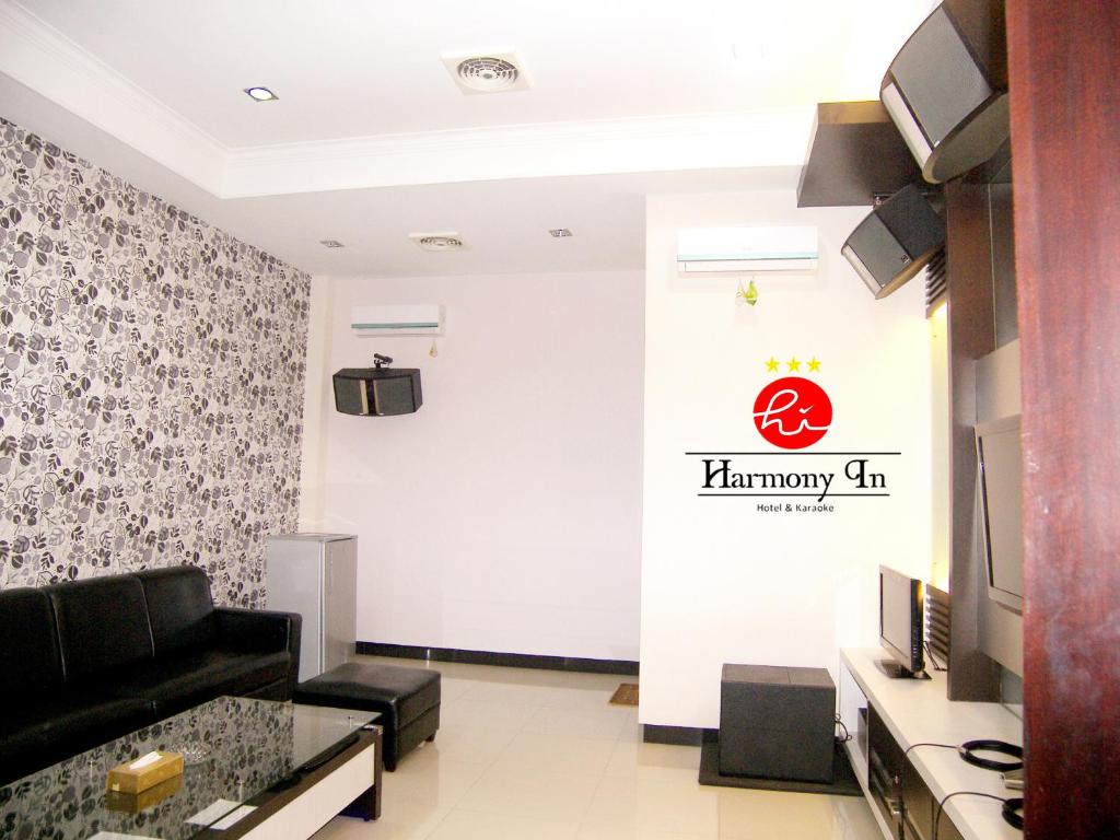 TV a/nebo společenská místnost v ubytování Hotel Harmony In & Karaoke
