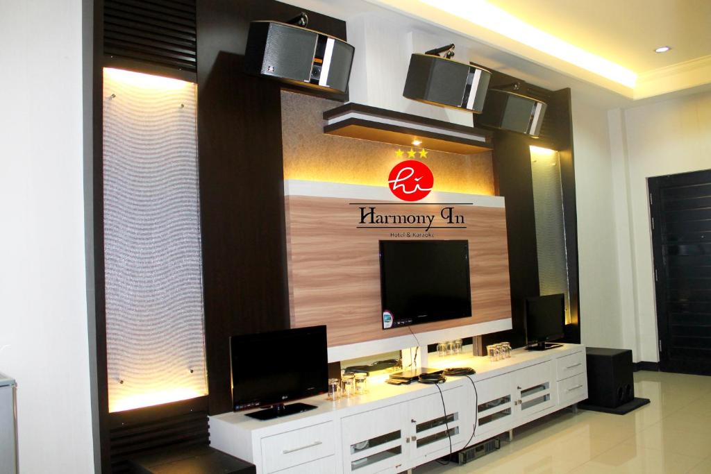 TV a/nebo společenská místnost v ubytování Hotel Harmony In & Karaoke