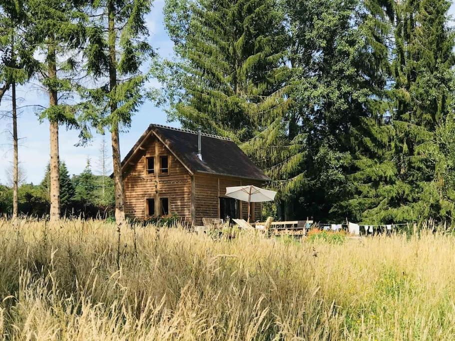 una casa vieja sentada en medio de un campo en La cabane de l'étang, en Feings