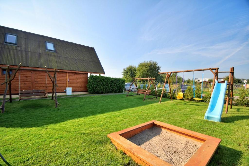 Herní místnost nebo prostor pro děti v ubytování Radison Houses with a garden- 800m to the Sea Domki z ogródkiem Radison domki 800m do plaży