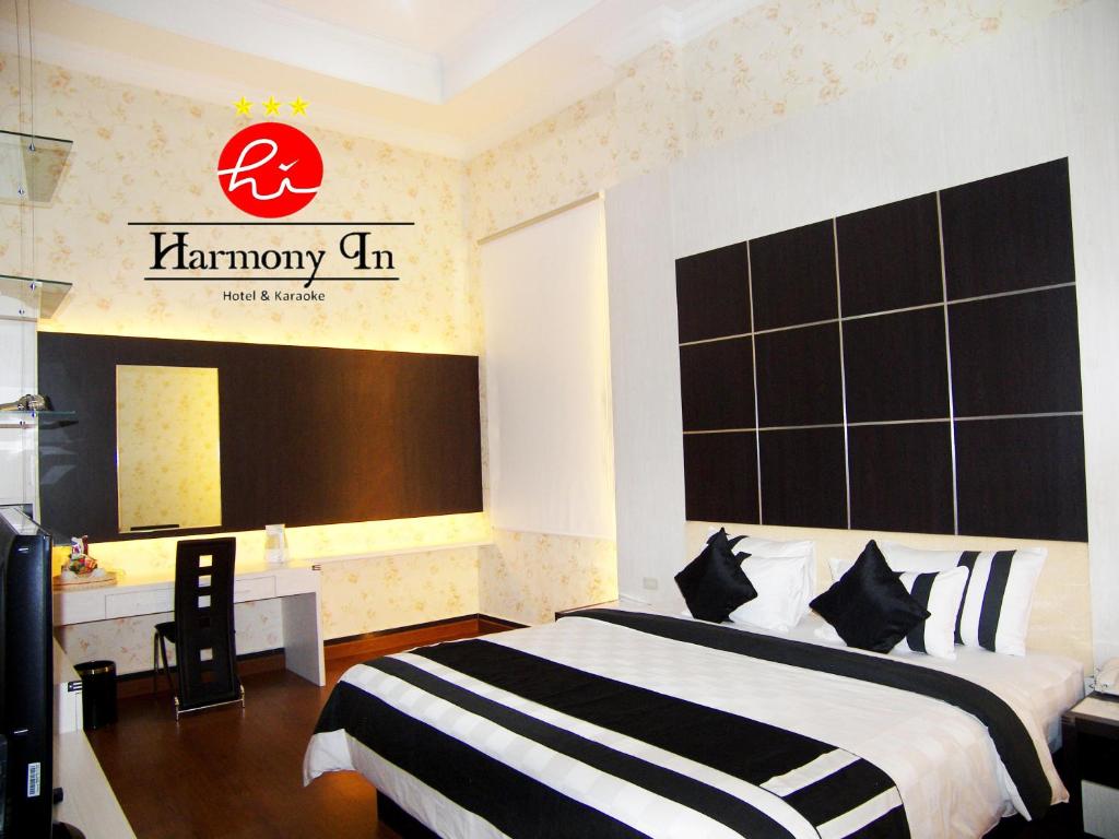 Postel nebo postele na pokoji v ubytování Hotel Harmony In & Karaoke