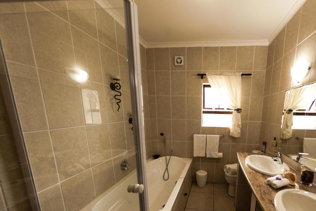 Bar-t-nique Guest House - Image 26