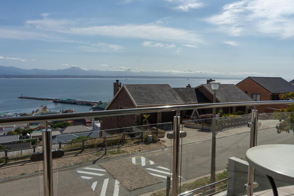 Bar-t-nique Guest House - Image 22