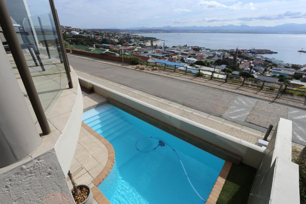 Bar-t-nique Guest House - Image 13