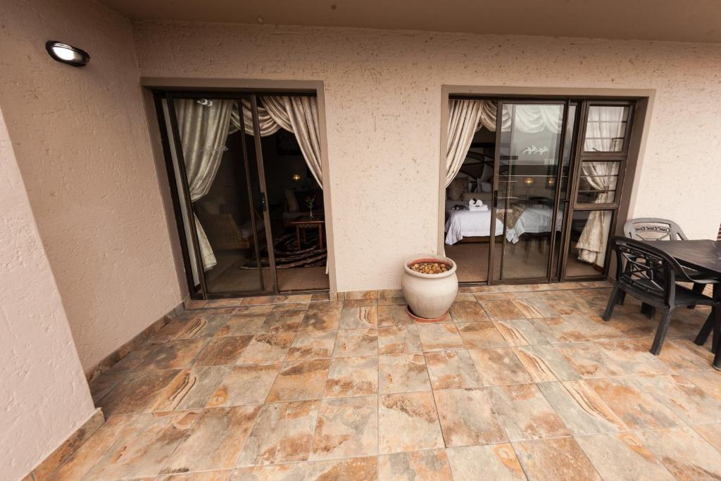 Bar-t-nique Guest House - Image 11