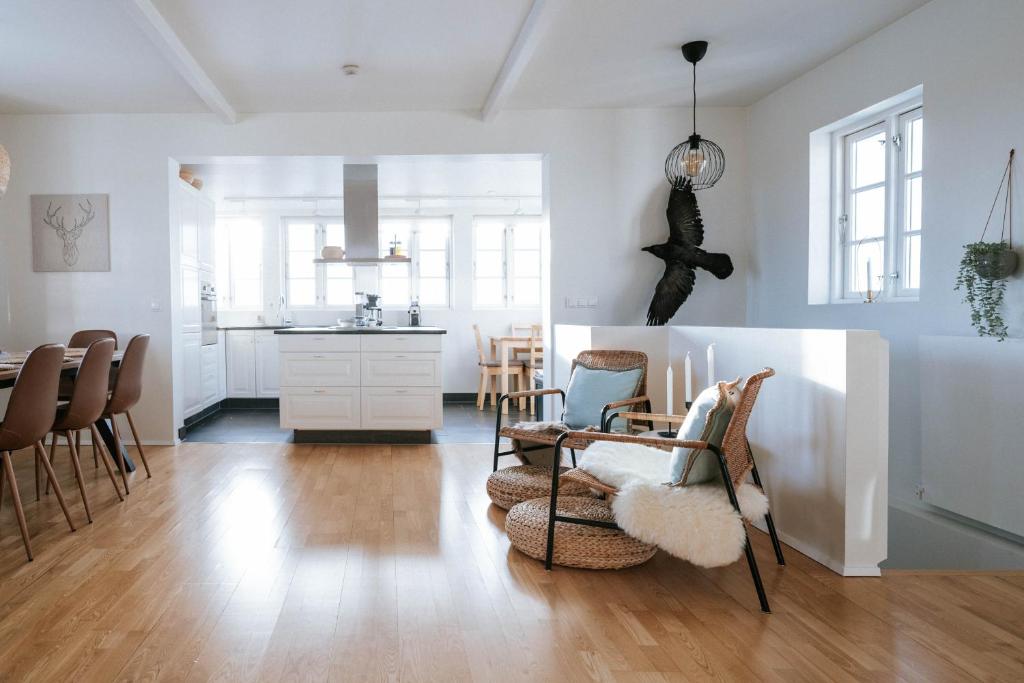 cocina y comedor con mesa y sillas en Ocean Views and Gorgeous Design in a Light-Filled 3 BDRM/1.5 Bath Village Home, en Stokkseyri