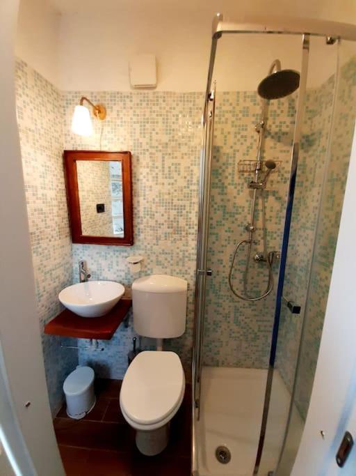 A bathroom at The Ivy House in the Castle