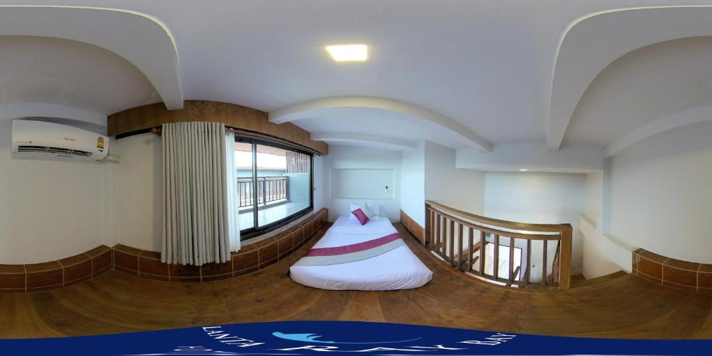 Postel nebo postele na pokoji v ubytování Lanta Ray Bay Hotel