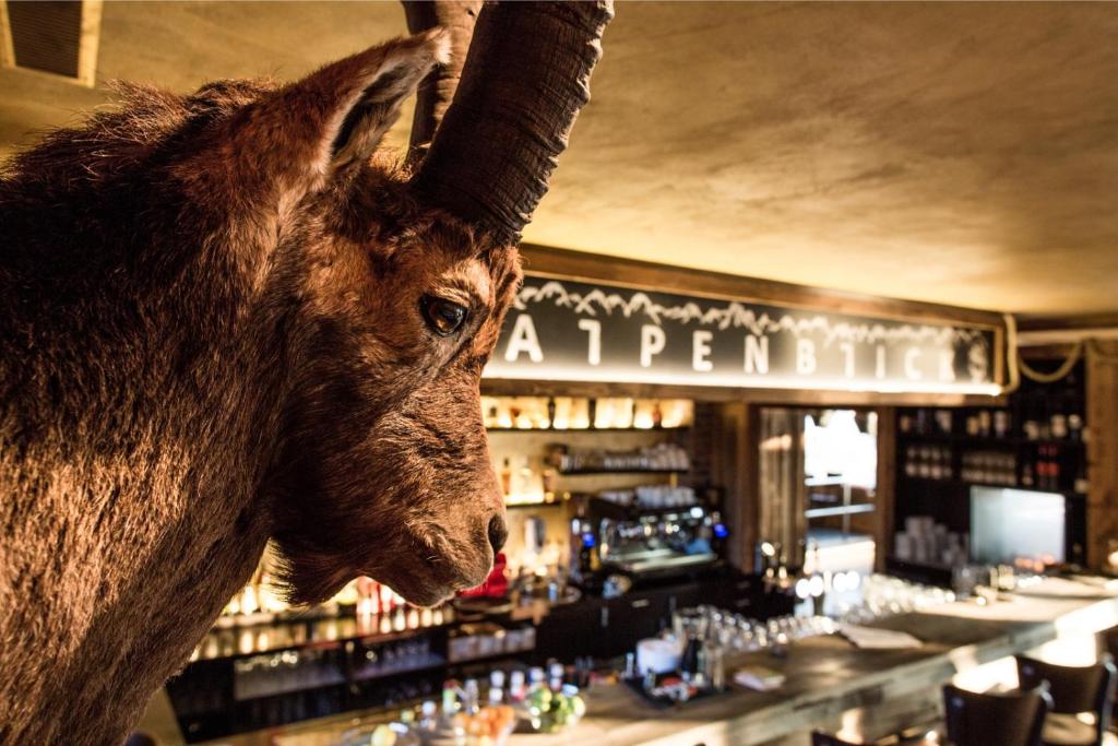un animal parado en la parte superior de un bar en Alpenblick Weggis - Panorama & Alpen Chic Hotel en Weggis