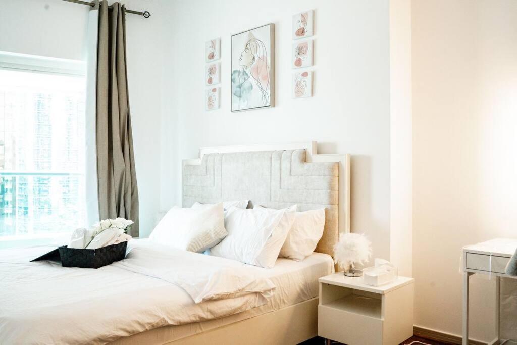 Postel nebo postele na pokoji v ubytování spacious luxury condo with astonishing lake view!