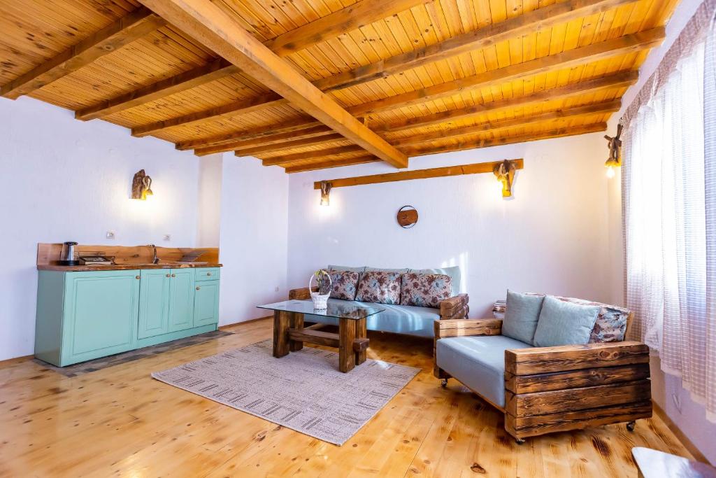 uma sala de estar com um sofá e uma mesa em Комплекс Конна база Асгард 