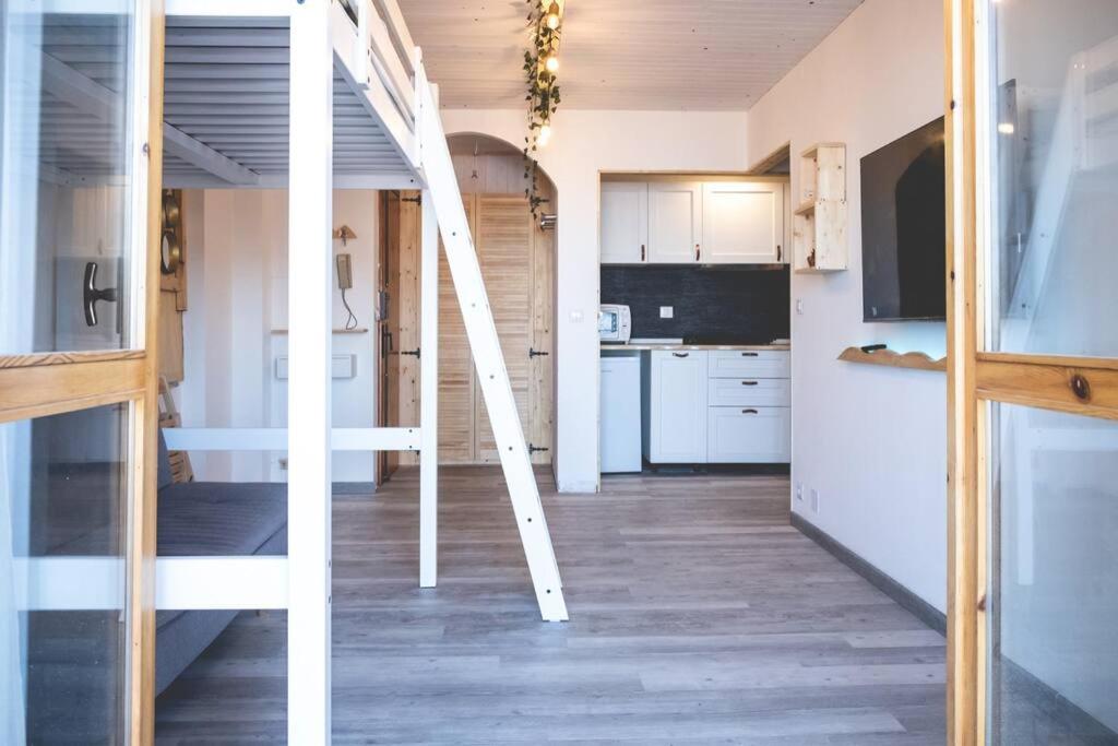 une cuisine avec des escaliers menant à un loft dans l'établissement La casa sul Monviso, à Montoso