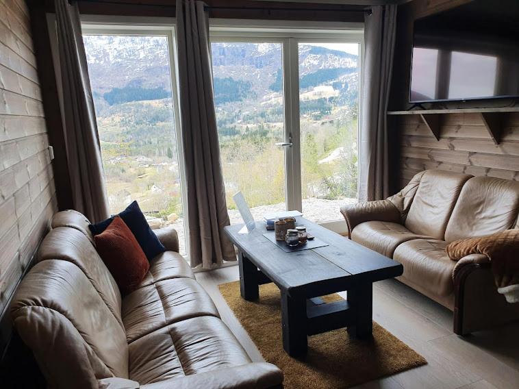 un soggiorno con un divano e un tavolino da caffè di Molden 1 - med Jacuzzi! a Luster