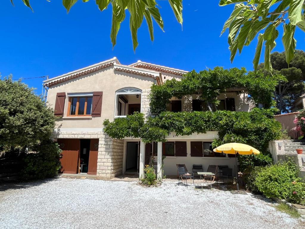 an image of a house with an umbrella at Villa Lilause in Hyères