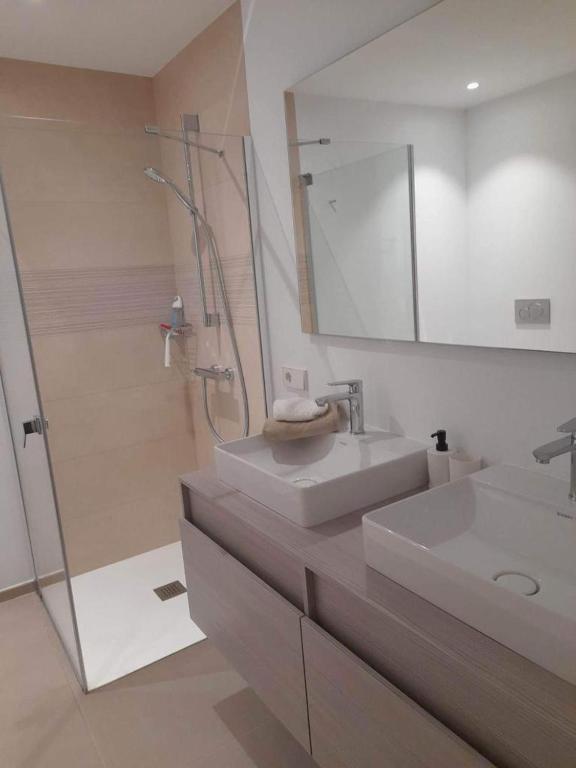 Kúpeľňa v ubytovaní Palmmar Jardines NEW 2bedroom ISORA 0-4 House 105m2 with garden