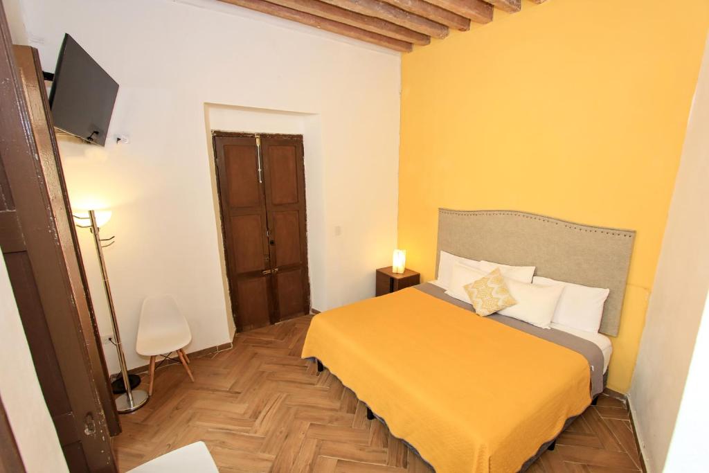 Postel nebo postele na pokoji v ubytování Hotel Universidad