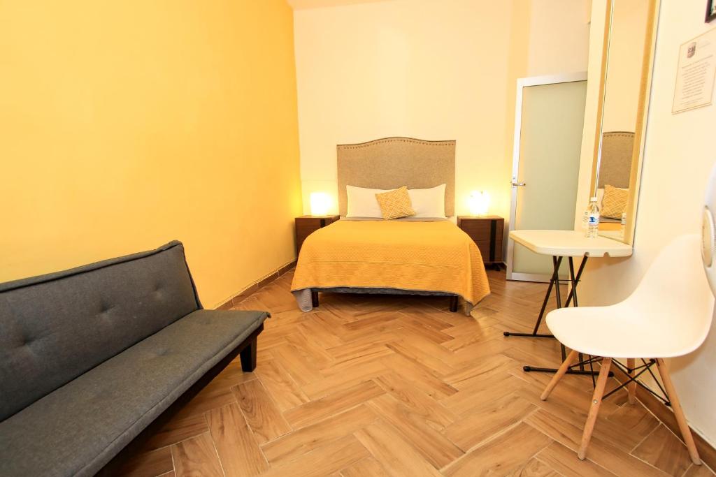 Postel nebo postele na pokoji v ubytování Hotel Universidad